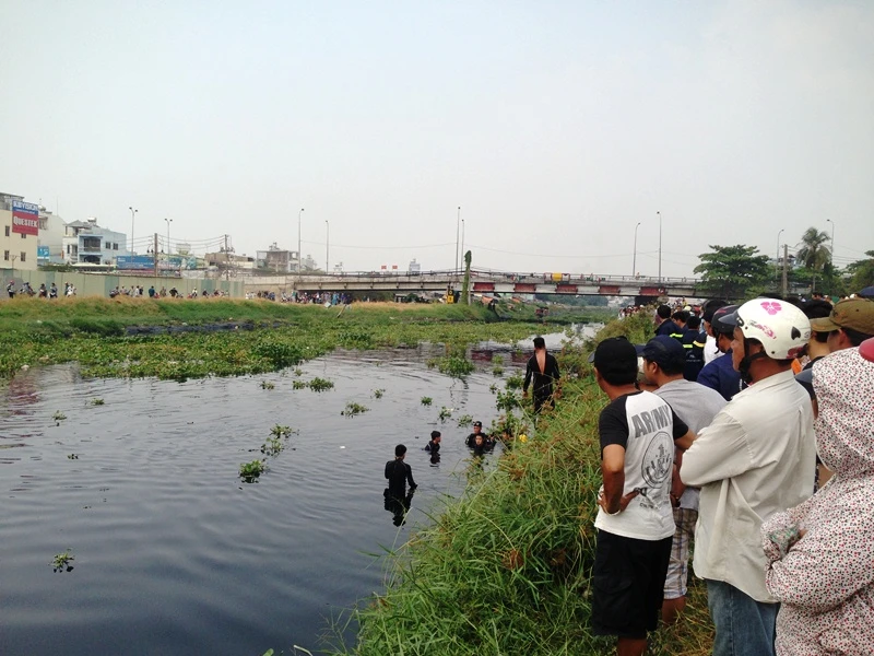 Hơn 10 'người nhái' lặn tìm người đàn ông nhảy kênh ảnh 1